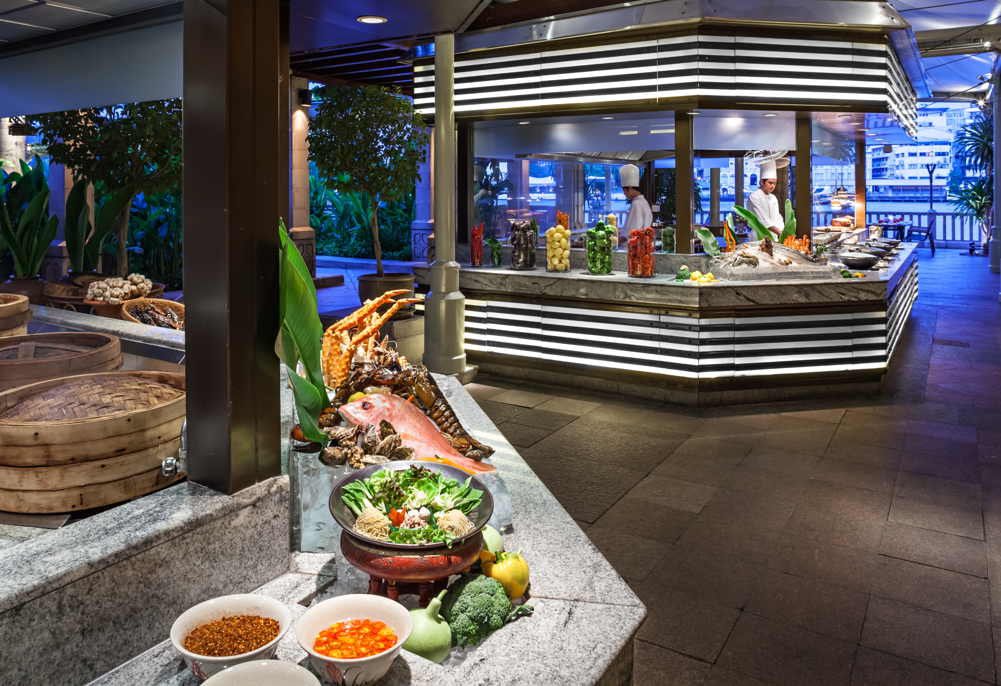 River Cafe and Terrace にてビュッフェディナーをお楽しみください